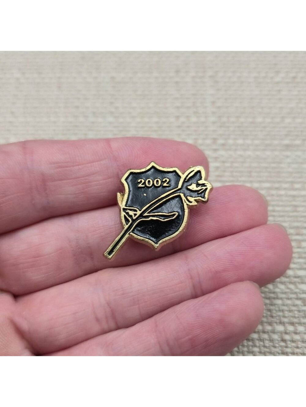 2002 National Law Enforcement Memorial Black Rose & Shield Enamel Lapel Pin A896